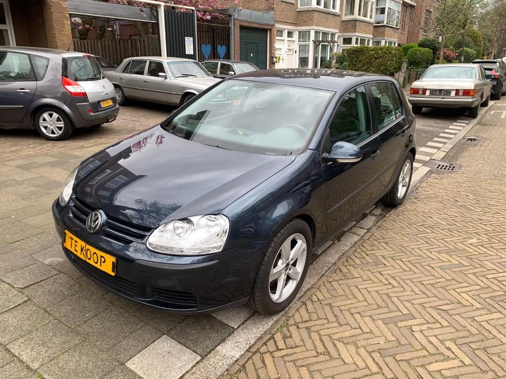 Volkswagen Golf 1.6-16V FSI - Airco - Groot Scherm - 5Deurs, Auto's, Voorwielaandrijving, Zwart, 4 cilinders, Elektrische ramen