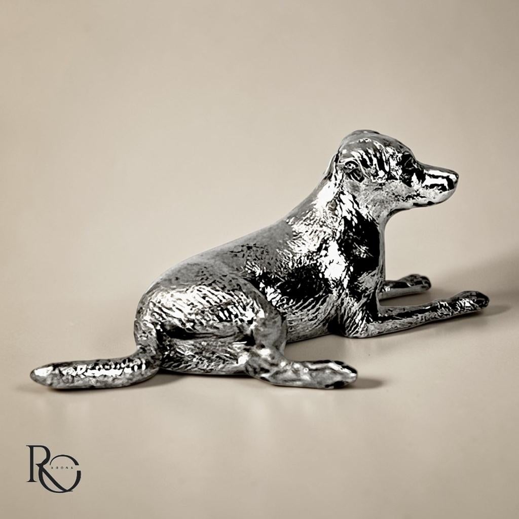 Handgegoten Zilveren Liggende Hond Miniatuur, Ophalen of Verzenden, Zilver