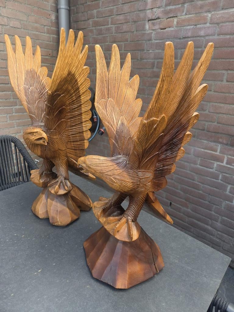 2 adelaars van handsnijwerk, Ophalen