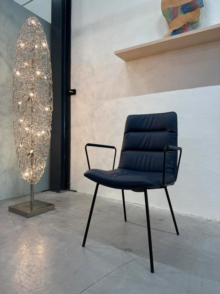 Nieuw KFF Arva Light stoel met arm Blauw leer Design, Huis en Inrichting, Stoelen, Nieuw, Eén, Leer, Blauw, Ophalen of Verzenden