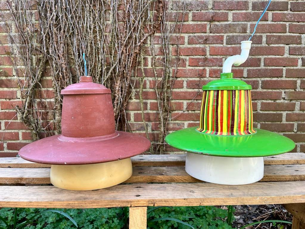 Twee oude metalen schuurlampen, Ophalen