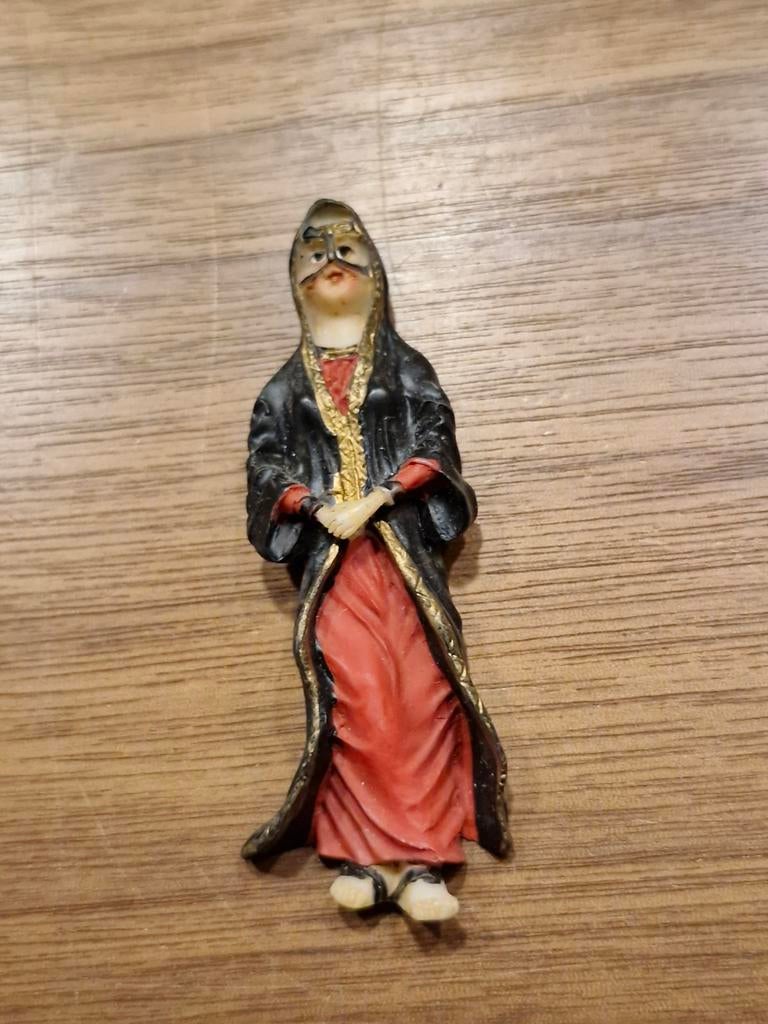 168 Koelkastmagneet van een vrouw in traditionele kleding, Ophalen of Verzenden