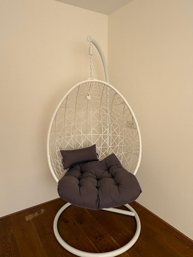 Witte hangstoel met donkergrijs kussen, Huis en Inrichting, Stoelen, Ophalen, Wit, Zo goed als nieuw, Metaal