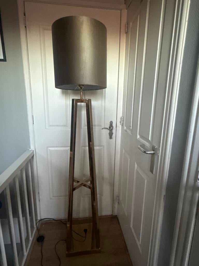 Colmore moderne staande lamp met gouden frame en grijze kap, Hotel sjiek, Ophalen of Verzenden, Zo goed als nieuw, Metaal