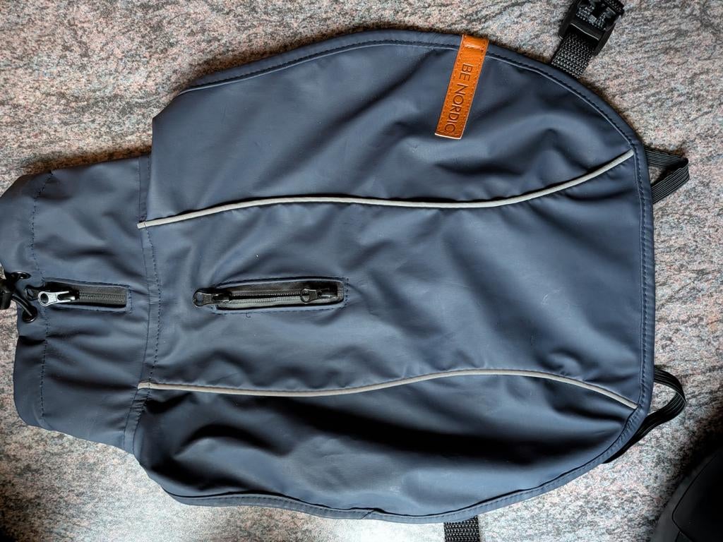 Regenjas rug lengte 29cm, Ophalen, Zo goed als nieuw, Hondenjas