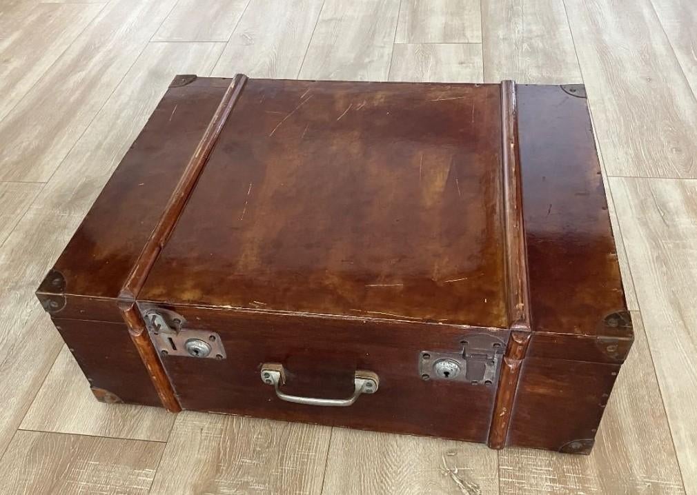 Mooie oude houten koffer en grote rieten mand, Huis en Inrichting, Woonaccessoires | Schalen en Manden, Ophalen of Verzenden, Gebruikt