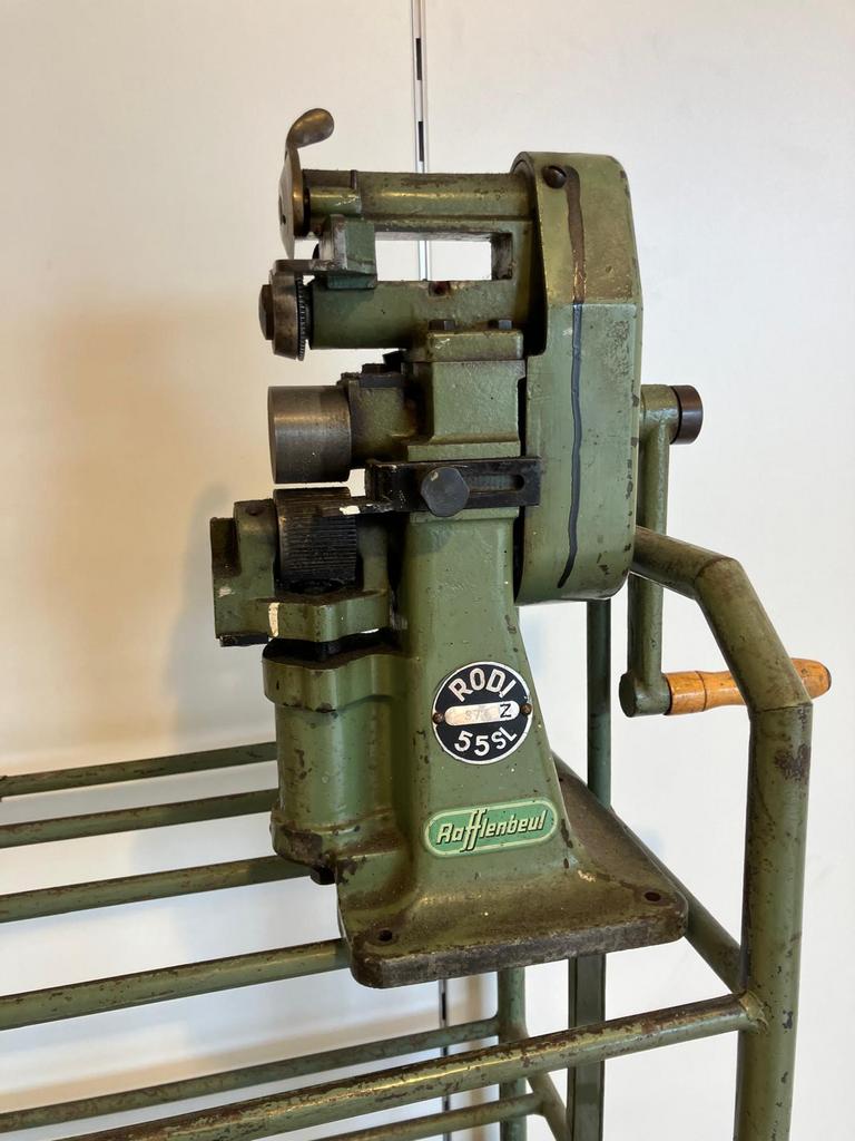 Schoenmakersgereedschap, Ophalen