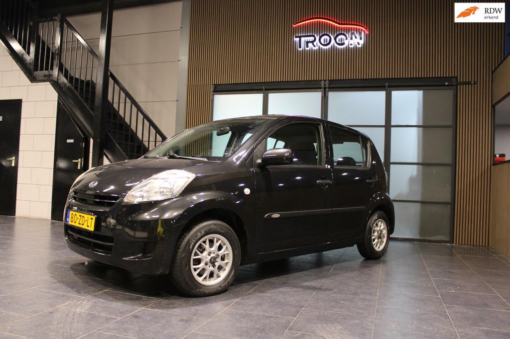 Daihatsu Sirion 2 1.0-12V Trend, Auto's, Daihatsu, Voorwielaandrijving, Gebruikt, Zwart, Bedrijf