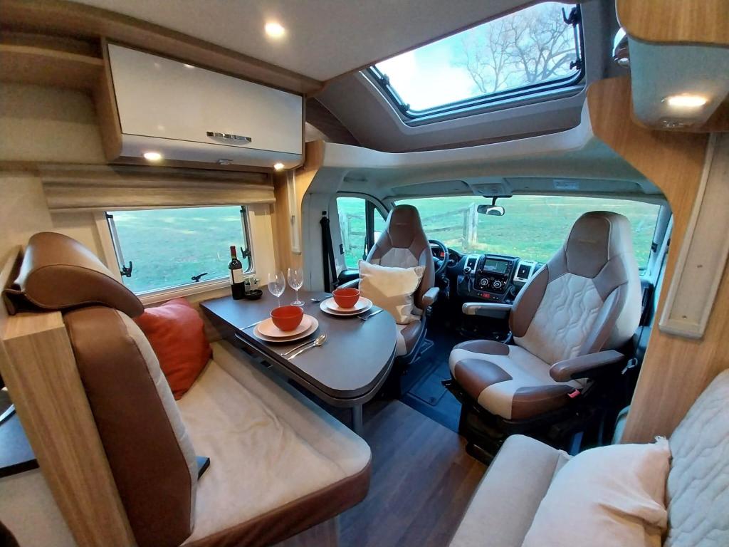 Luxe Bürstner IXEO Time 726 met dubbele airco en trekhaak !, Caravans en Kamperen, Campers, Ringverwarming, Fiat, 7 tot 8 meter