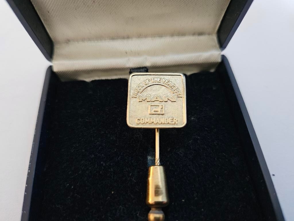 Vintage MAN Truck of the Year 1987 Commander reversspeld, Verzamelen, Speldjes, Pins en Buttons, Zo goed als nieuw, Speldje of Pin