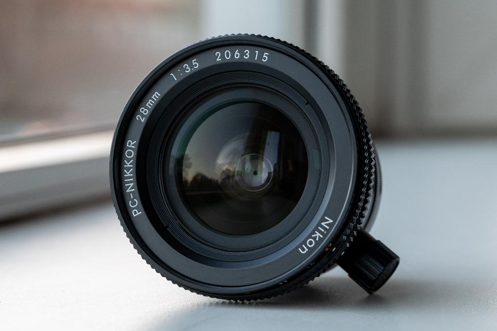 Nikon PC-Nikkor 28mm f/3.5 AIS in piekfijne conditie, Ophalen of Verzenden, Zo goed als nieuw, Groothoeklens