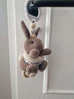 Maxicosi hanger gehaakt konijntje rammelaar, Ophalen of Verzenden, Nieuw, Konijn