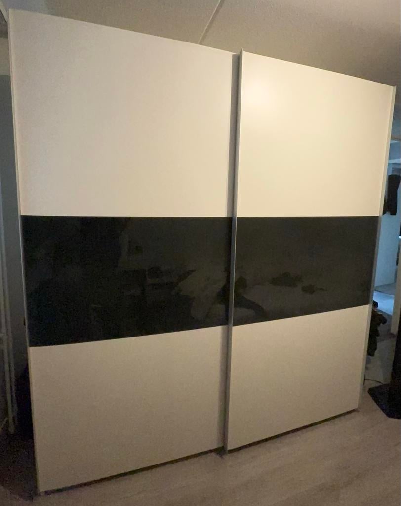 Moderne schuifdeurkast wit met zwart accent 200x220x60 cm., Overige materialen, Gebruikt, 200 cm of meer, 150 tot 200 cm
