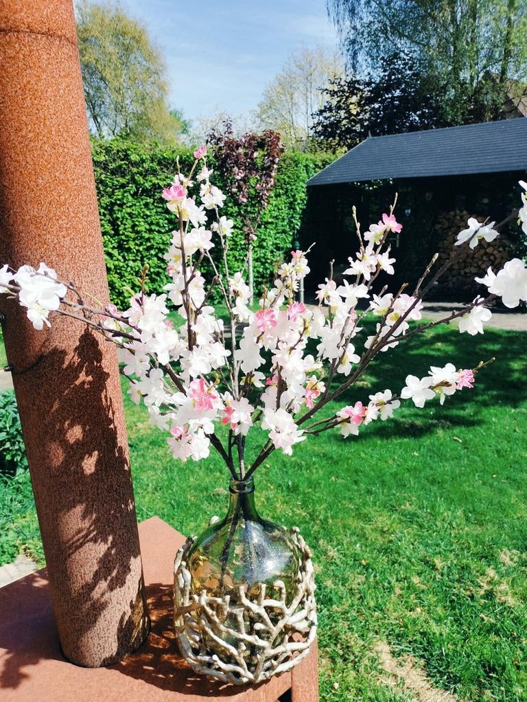 Groene fles ( mondgeblazen) in goudkleurige deco, Huis en Inrichting, Woonaccessoires | Schalen en Manden, Ophalen of Verzenden