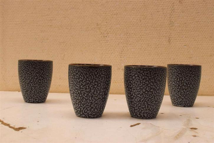 4 stuks DB Gusta porseleinen kopjes 46754, Huis en Inrichting, Keuken | Servies, Gebruikt, Bord(en), Wedgwood, Aardewerk, Ophalen of Verzenden