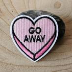 Strijk embleem Iron on Patch applicatie Hart go away, Hobby en Vrije tijd, D, Nieuw, Ophalen of Verzenden, D