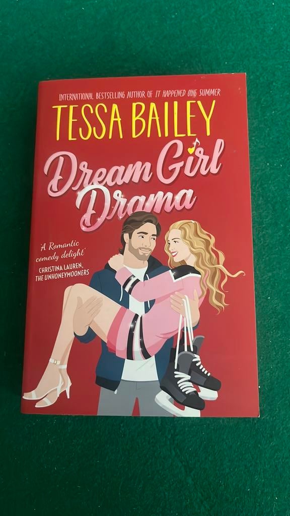 Dream Girl Drama - Tessa Bailey (Engels), Boeken, Ophalen of Verzenden, Gelezen
