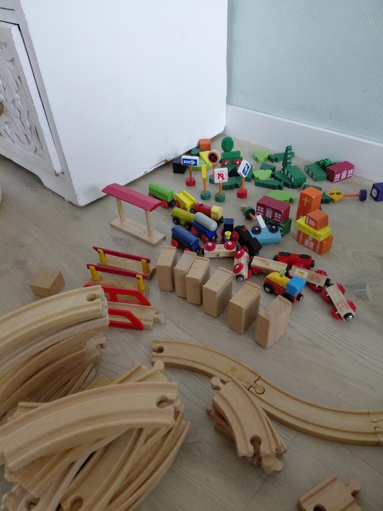 Houten treinspoor met boompje treintjes verkeersborden, Kinderen en Baby's, Speelgoed | Houten speelgoed, Ophalen