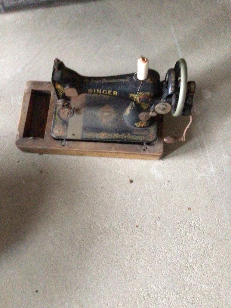 Twee Singernaai machines, Ophalen