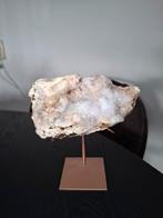 Ruwe roze amethist/chalcedoon op standaard, Verzamelen, Mineralen en Fossielen, Ophalen of Verzenden