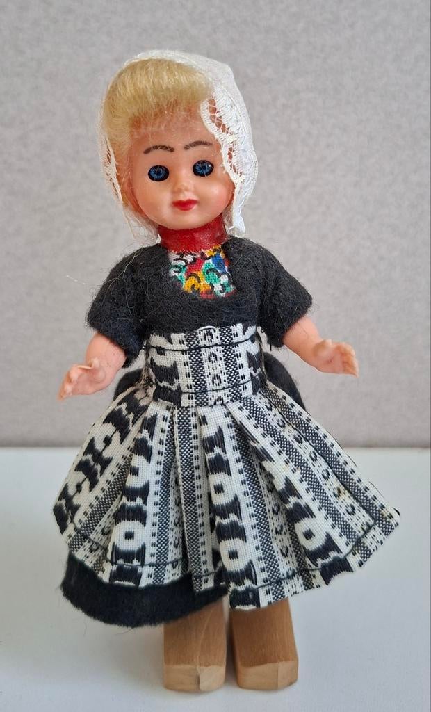 Vintage klederdracht popje 13 cm. Met slaap oogjes, Ophalen of Verzenden, Zo goed als nieuw, Pop