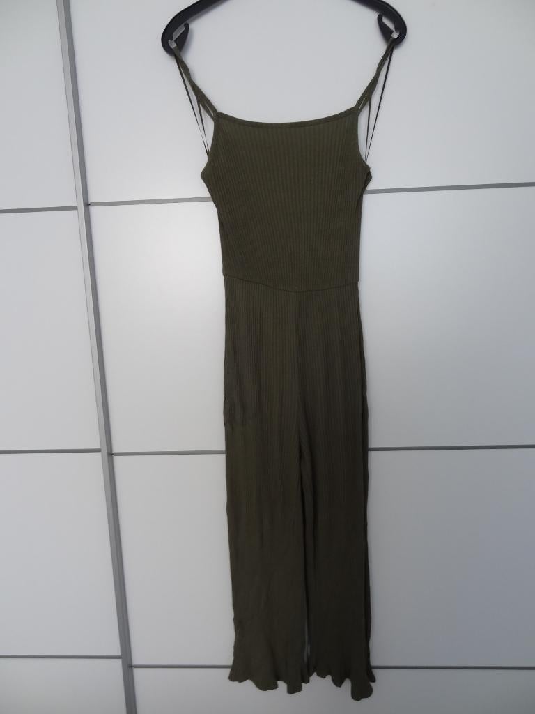 Jumpsuit in groen van Bershka - Maat M, Kleding | Dames, Jumpsuits, Maat 38/40 (M), Zo goed als nieuw, Groen, Bershka