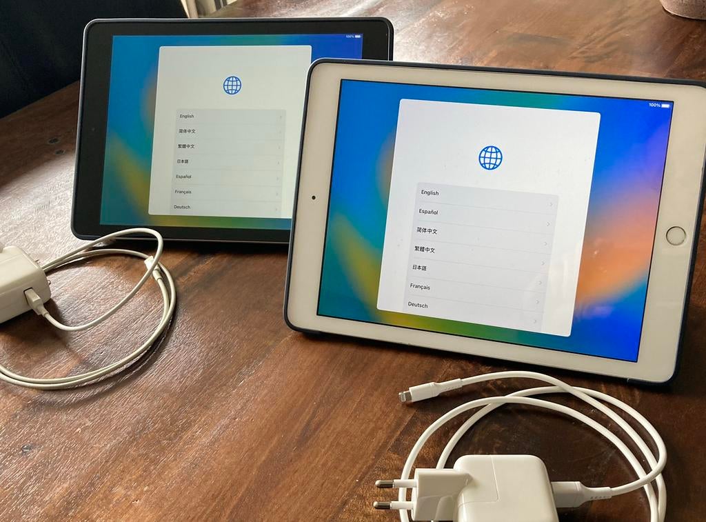 2 X Ipad wifi 32GB (5e gen) incl hoes en opladers!, 32 GB, Apple iPad, Zo goed als nieuw, Ophalen