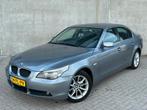 Nette Grijze BMW 5-Serie 520i E60 Sedan 170PK Automaat/Apk!, Achterwielaandrijving, Bedrijf, Grijs, USB