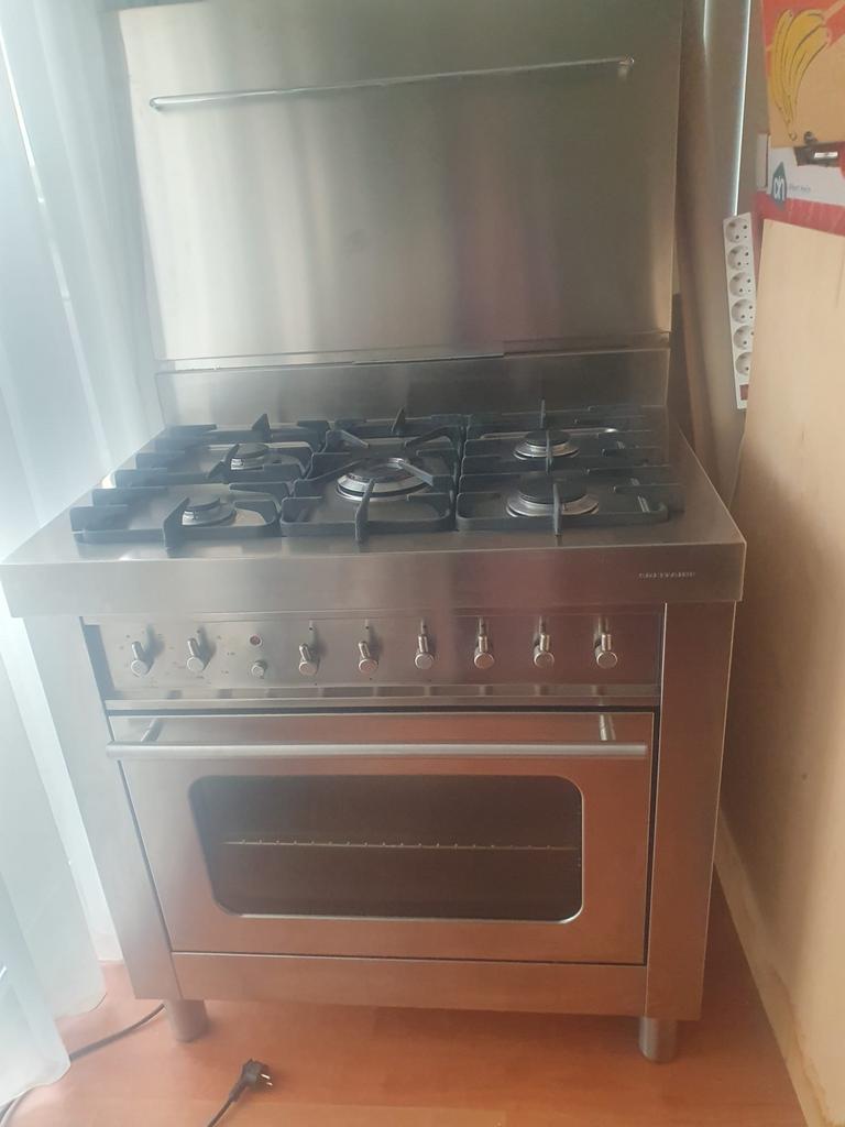 Solitair gasfornuis met oven – RVS, Witgoed en Apparatuur, Fornuizen, Ophalen, 4 kookzones, Zo goed als nieuw, Inbouw