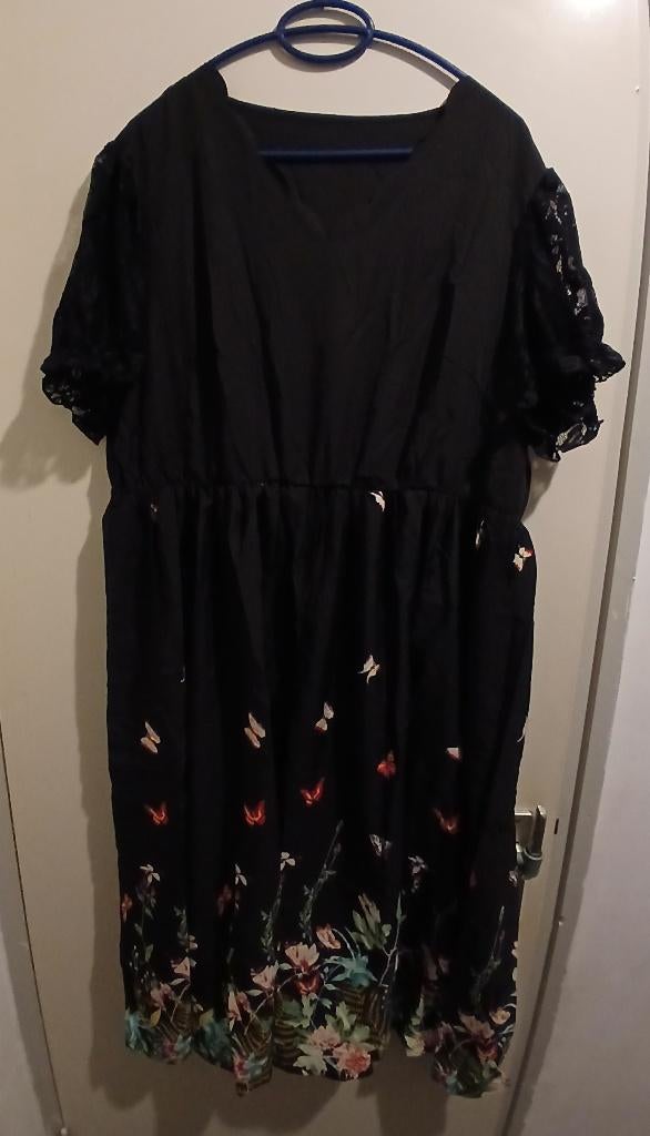 dames zwarte dames jurk met bloemen en vlinders maat 2xl, Kleding | Dames, Grote Maten, Ophalen of Verzenden, Nieuw, Zwart, Jurk