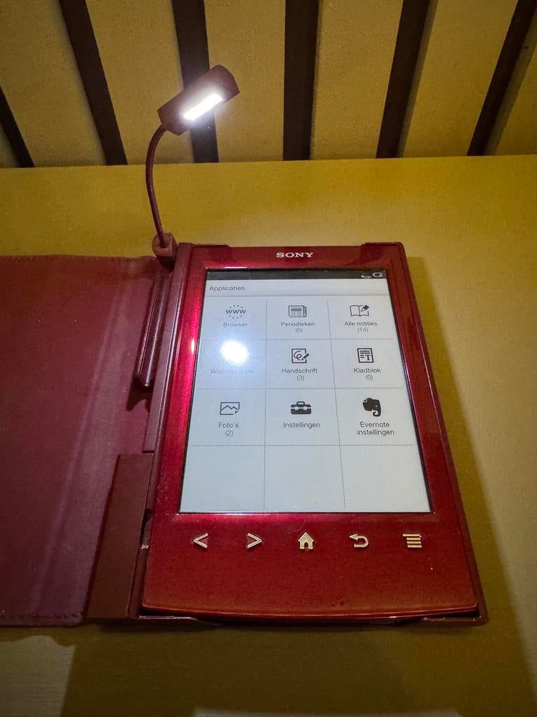 Sony E-Reader PRS-T2 met hoes en leeslampje, incl. lader, Computers en Software, E-readers, Ophalen, Gebruikt, 4 GB of minder
