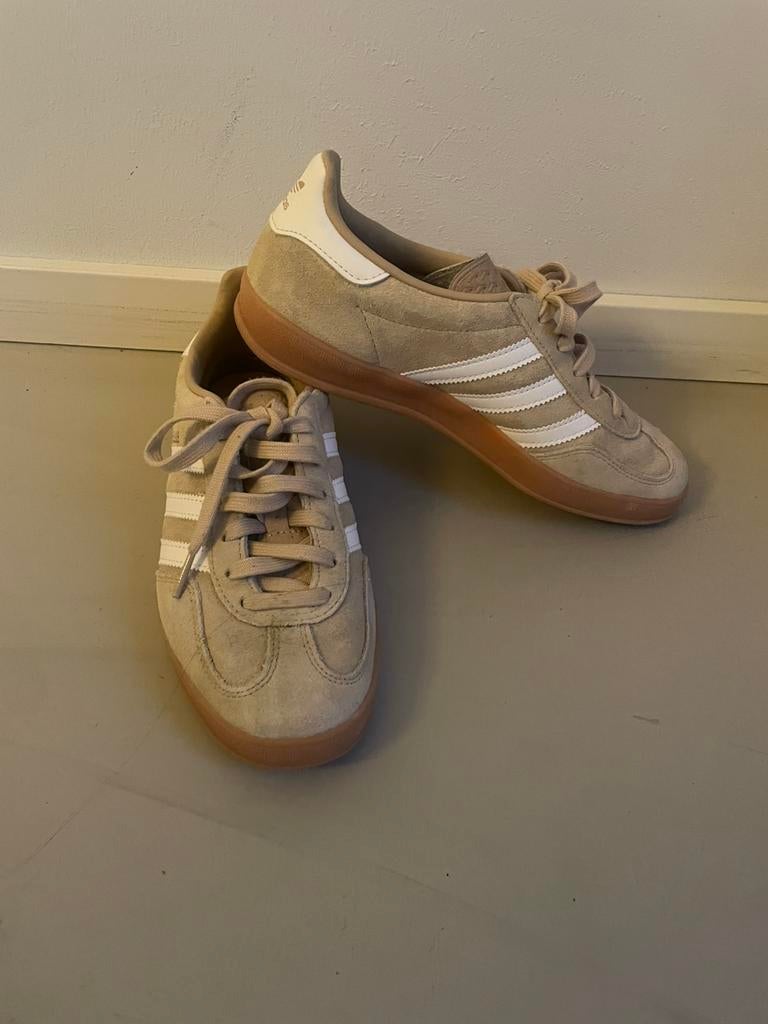 Adidas Gazelle indoor beige, Kleding | Dames, Schoenen, Beige, Ophalen of Verzenden, Sneakers of Gympen, Zo goed als nieuw