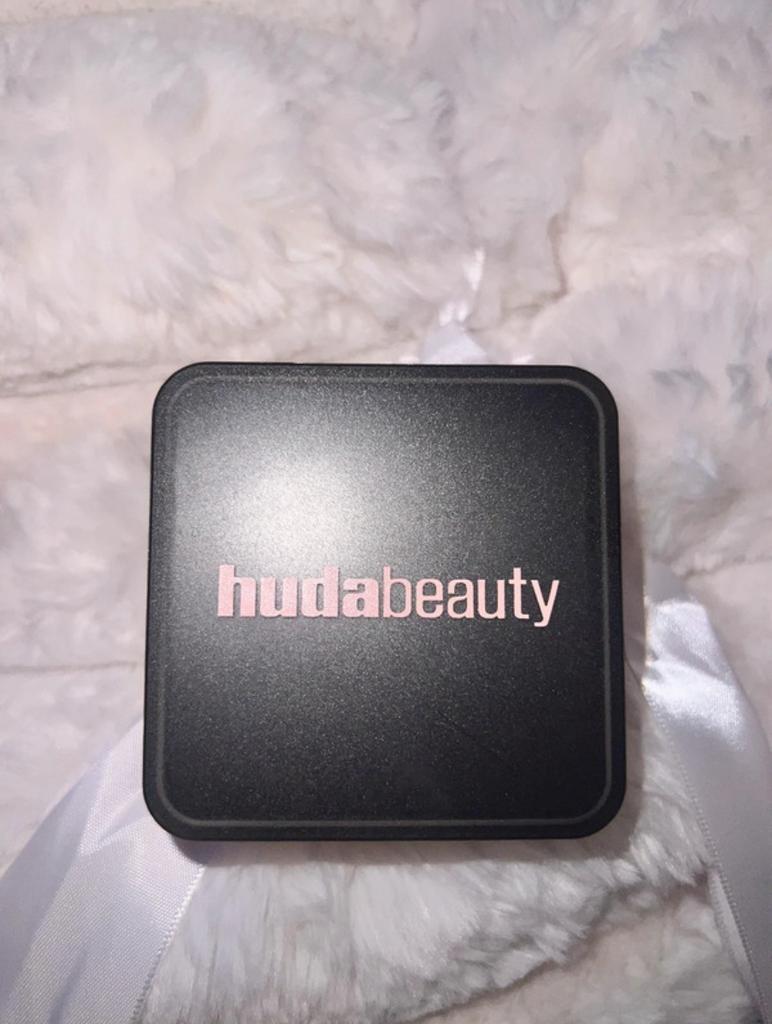 Huda Beauty poeder - Banana Bread, Sieraden, Tassen en Uiterlijk, Uiterlijk | Cosmetica en Make-up, Ophalen of Verzenden, Nieuw