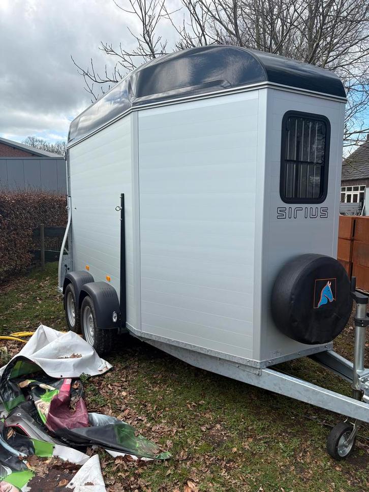 Siruis s80 2 paardstrailer  zgan. nog geen jaar oud, Dieren en Toebehoren, Paarden en Pony's | Trailers en Aanhangwagens, Nieuw