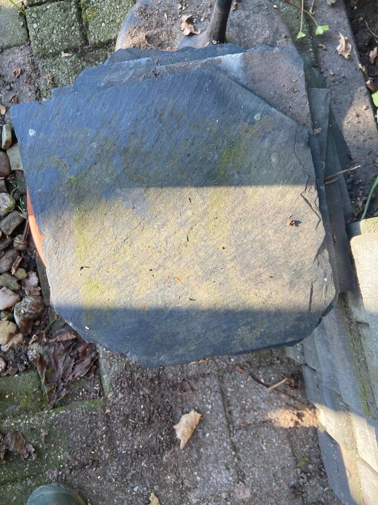 Ouderwetse leien dakpannen (17 stuks) van kerkdak, Doe-het-zelf en Verbouw, Dakpannen en Dakbedekking, Ophalen, Gebruikt, Steen of Klei