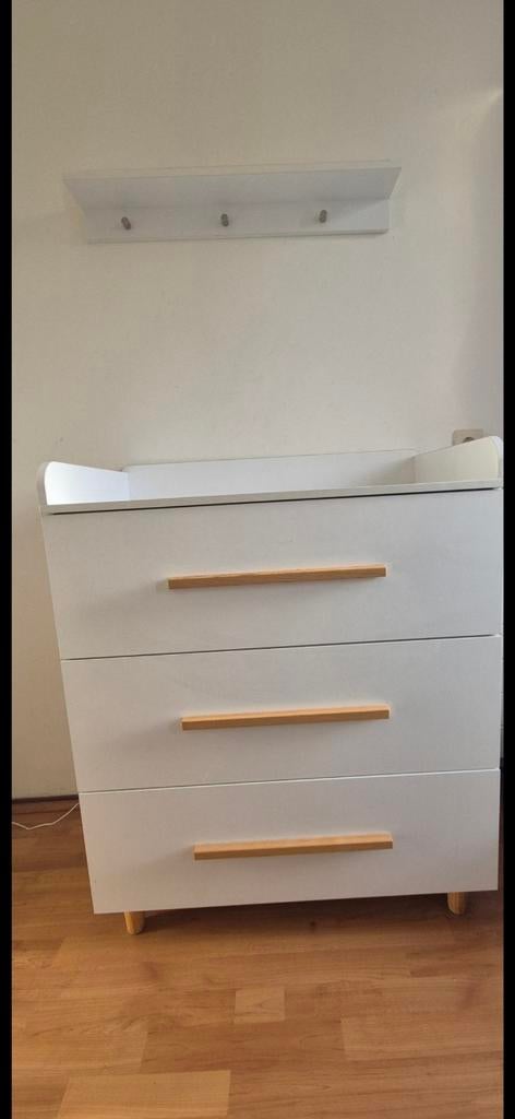 Mooie Baby commode, wandplank en kledingkast te koop!, Ophalen, Zo goed als nieuw, Jongetje of Meisje