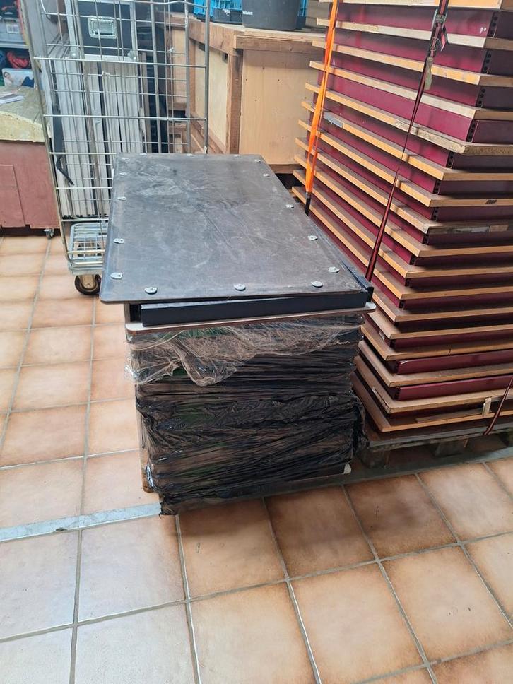 25 gebruikte tafels met rood frame en hard blad, Huis en Inrichting, Tafels | Eettafels, Gebruikt, Metaal, Overige materialen