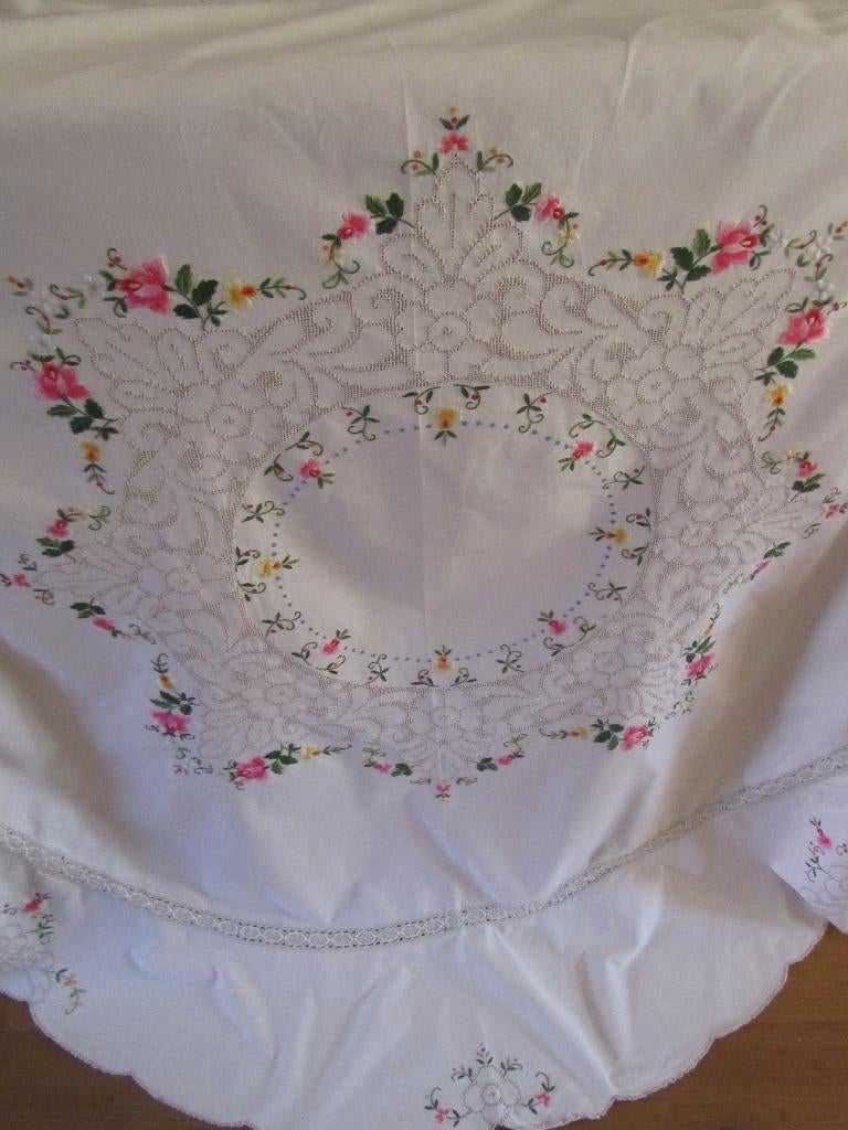 Geborduurd rond tafelkleed met rozen 170 cm, Huis en Inrichting, Verzenden, Zo goed als nieuw, Rond, Binnen