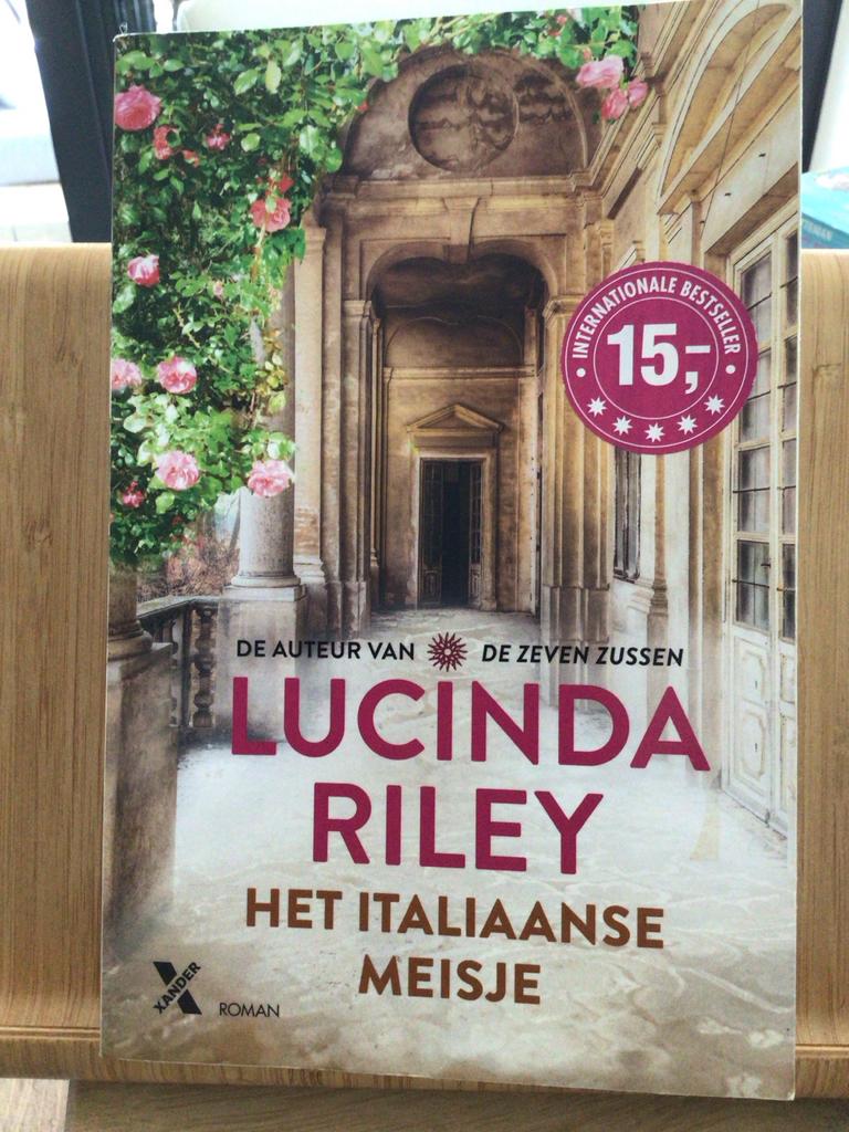 Het Italiaanse meisje van Lucinda Riley, Ophalen of Verzenden, Zo goed als nieuw