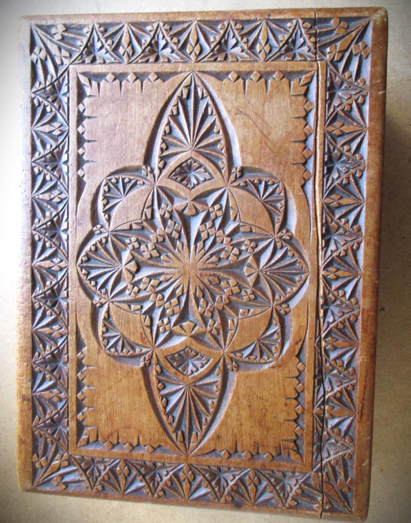 Naaidoos~Fries Houtsnijwerk~Naaidoosje + (veel) inhoud, Ophalen of Verzenden