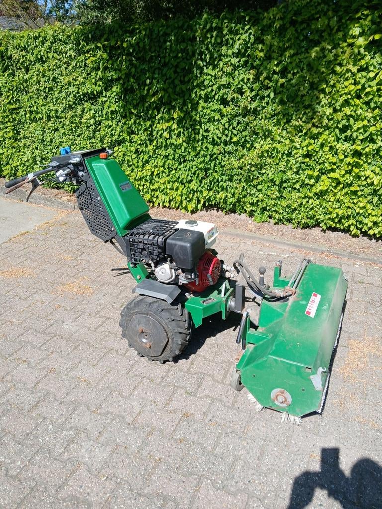 Kersten werktuigdrager met veegmachine, Ophalen