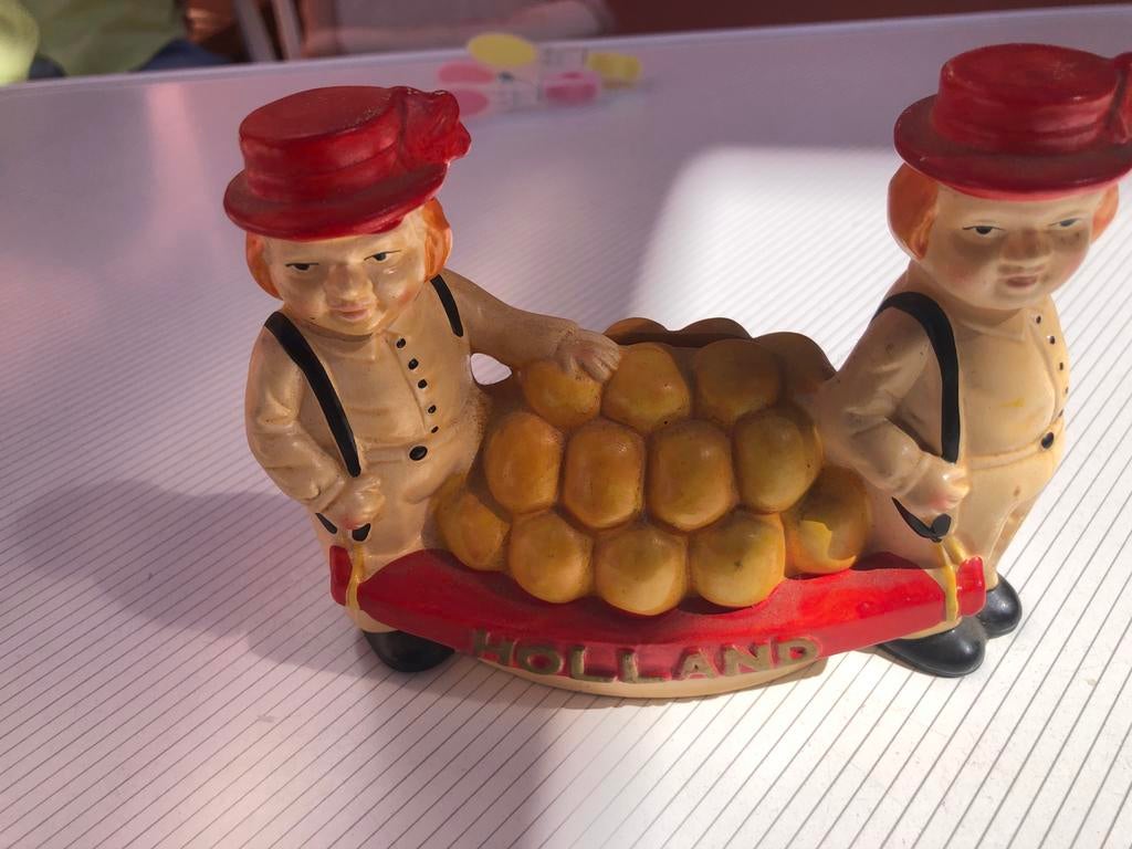 Beeldje kaasdragers spaarpot, Ophalen of Verzenden, Gebruikt, Mens