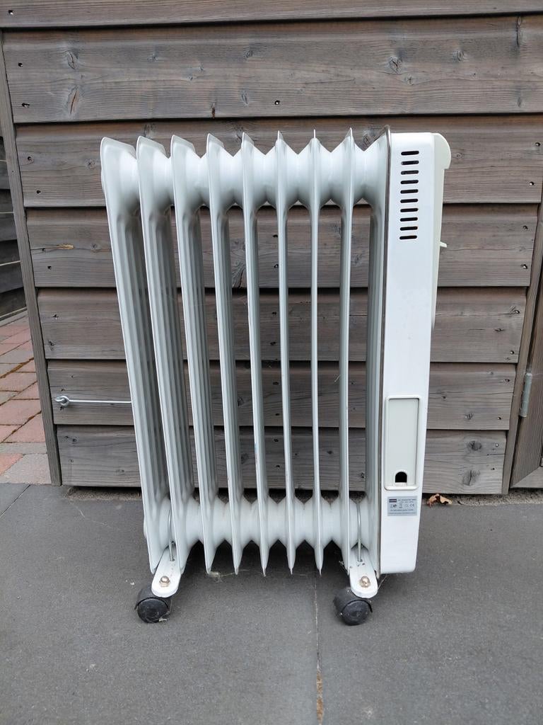 Oliegevulde Radiator Kachel 2000W Wit 8 Ribben, Ophalen, 30 tot 80 cm, Gebruikt, Kachel