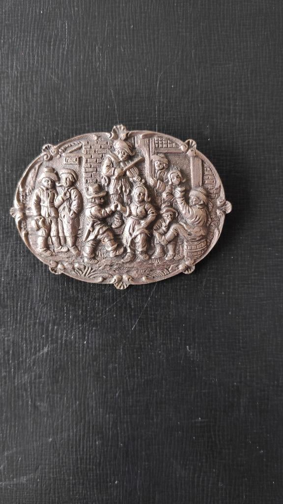 Grote oude zilveren broche, vioolspeler en dansende mensen, Overige materialen, 4 tot 7 cm, Nieuw, Ophalen of Verzenden