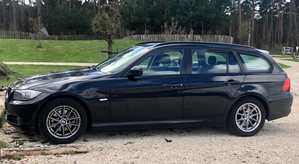 Opnieuw te koop: BMW 318i 2.0 LCi E91 Touring 2012 Zwart, Skiluik, Zwart, Handgeschakeld, Grijs