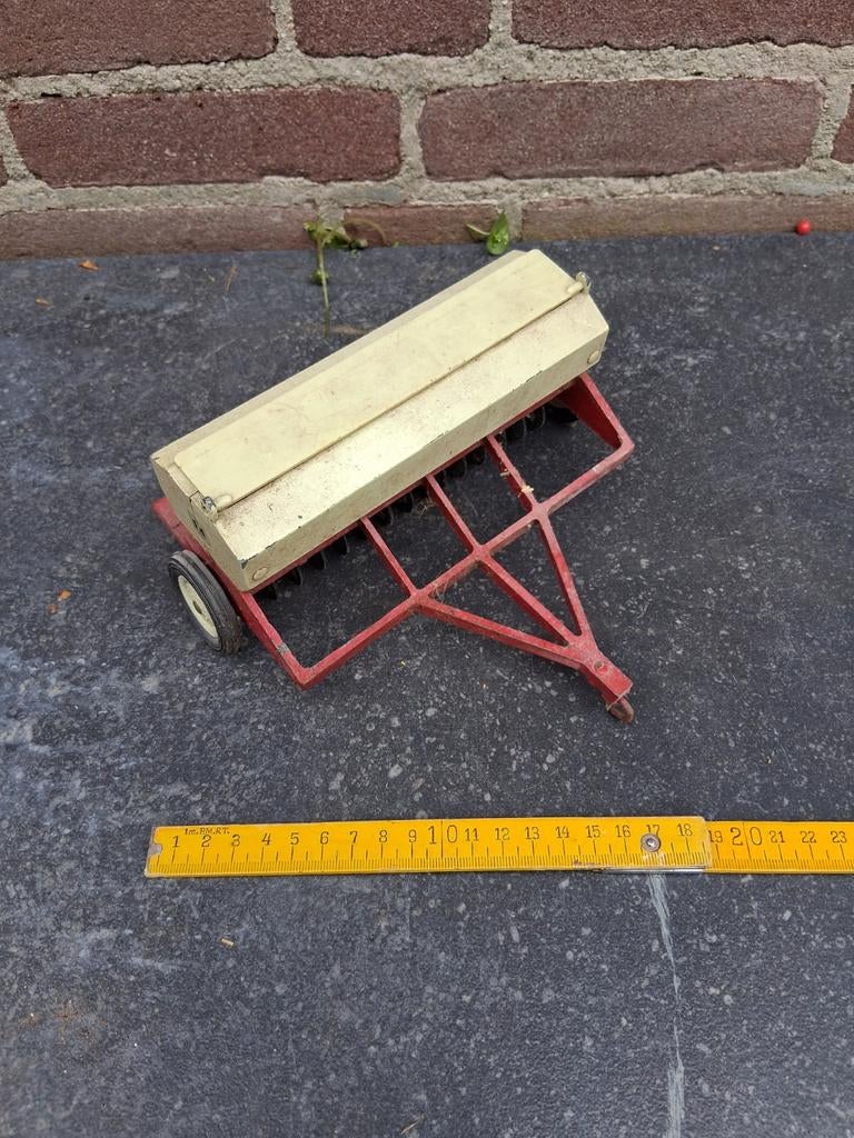 vintage International Harvester zaaimachine model van ertl, Ophalen of Verzenden, Gebruikt, Tractor of Landbouw, ERTL