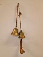 2 oude koperen bellen aan touw, Ophalen