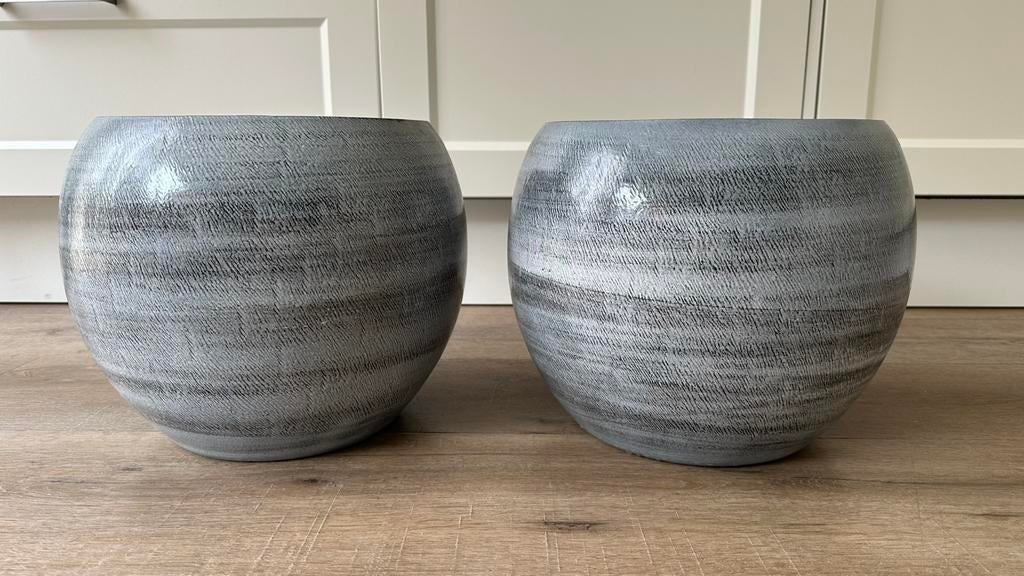 Grote grijze stenen bloempotten, 2 stuks, Tuin en Terras, Bloempotten, Steen, Rond, Binnen, Zo goed als nieuw