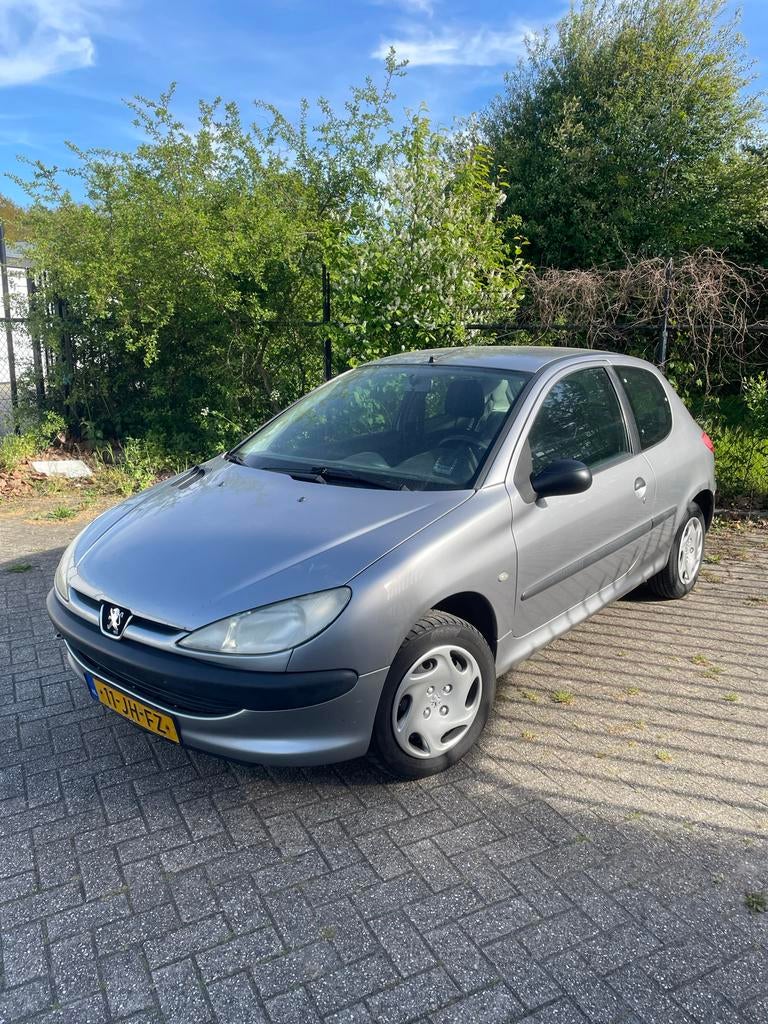 Peugeot 206 1.1 XR 3D 2002 Grijs, Auto's, Peugeot, Voorwielaandrijving, 31 €/maand, 4 cilinders, Origineel Nederlands