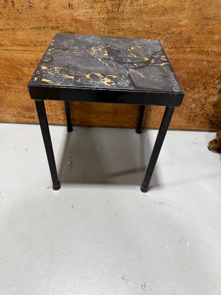 Zwart marmeren bijzettafel met gouden aders, Huis en Inrichting, Minder dan 45 cm, Minder dan 55 cm, Gebruikt, Metaal of Aluminium